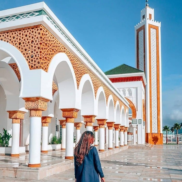 Tangier – Thành Phố Ma-rốc Mang Phong Cách Châu Âu Tangier không chỉ là một trong những địa điểm du lịch đẹp nhất ở Maroc mà còn nổi tiếng với phong cách châu Âu độc đáo. Thành phố này, với sự hấp dẫn đặc biệt, đóng vai trò quan trọng trong lịch sử văn hóa của Maroc trong thế kỷ 20 và góp phần quan trọng trong việc định hình bức tranh văn hóa hiện đại của đất nước. Với lịch sử và văn hóa độc đáo này, Tangier đã thu hút du khách từ mọi nơi. Thực tế, thành phố này là nguồn cảm hứng cho nhiều tác phẩm văn học nổi tiếng như "The Sheltering Sky" của Paul Bowles và "Naked Lunch" của William Burroughs. Ngoài những giá trị lịch sử, bạn cũng sẽ khám phá những quán cà phê và quán bar phóng túng, tạo nên không khí thư giãn giữa những địa điểm tham quan nổi tiếng của Maroc. Để đến Tangier, bạn có thể chọn cách đi phà, một phương tiện phổ biến mà chỉ mất khoảng 30 phút. Hãy khám phá lịch sử đặc sắc và thưởng thức không khí riêng biệt tại các quán cà phê chất lừ, đồng thời thăm những địa điểm du lịch như Hang Hercules để trải nghiệm đầy đủ vẻ đẹp của Tangier. 