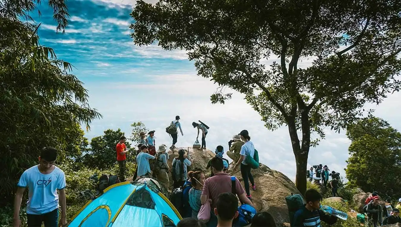 Tour leo núi Bà Đen đi theo đoàn người