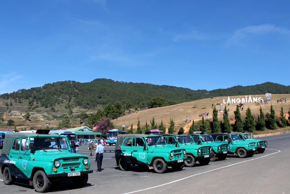 Có thể thuê xe Jeep để đi lên đỉnh Langbiang thay vì đi bộ