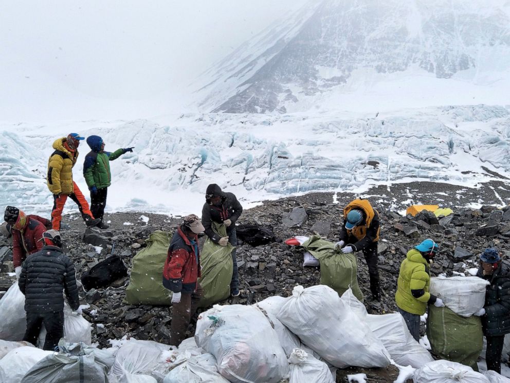 Bảo vệ môi trường đỉnh Everest cần sự chung tay