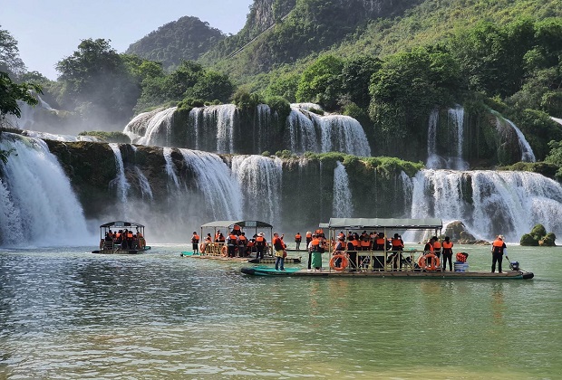 Ngồi thuyền ngắm cảnh thác nước bản Giốc